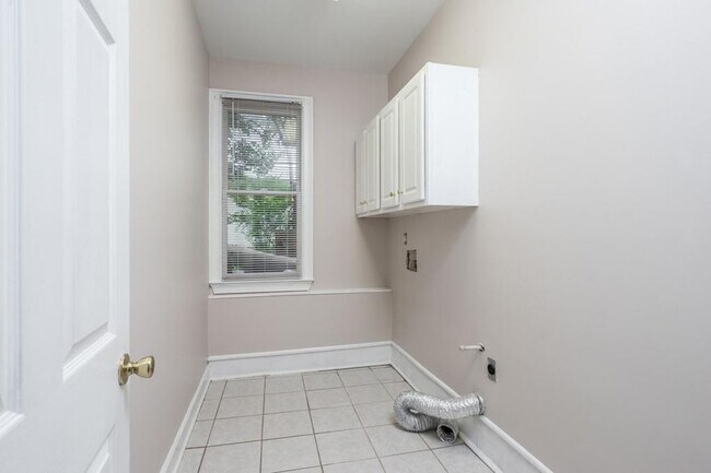 Building Photo - 802 Satinwood Pl