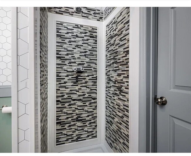 Building Photo - Cute Updated West Columbia HOME