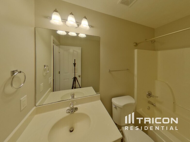 Building Photo - 2156 Aberdeen Cir