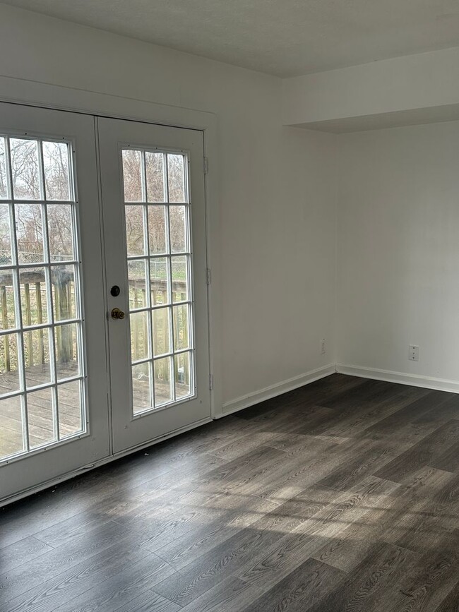 Building Photo - 5 Bed / 1.5 Bath