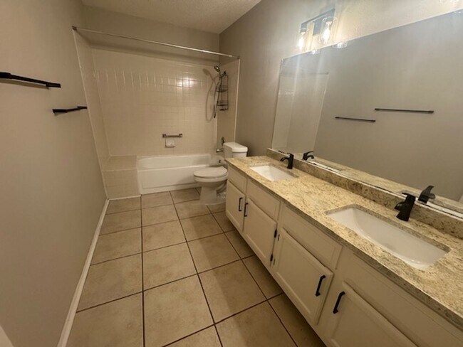 Building Photo - What a Gem! Spacious, Renovated 1-Story Ho...