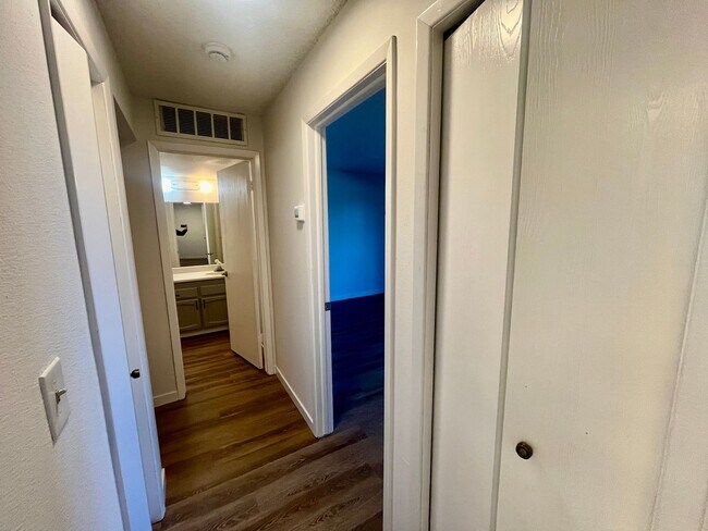 Building Photo - **$500 Move in Special**  Updated Spacious 1 bed/1 bath in Aurora