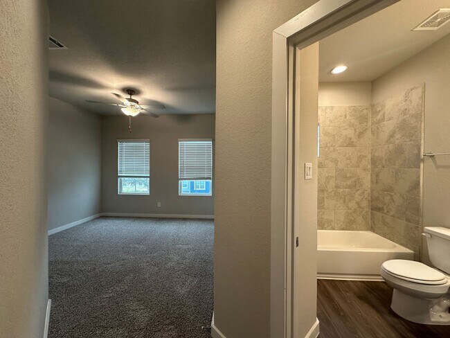 Building Photo - Townhome for Rent