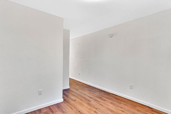 Building Photo - 1 Bedroom Studio in Hollister, MO