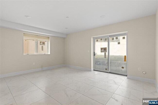 Building Photo - 45 Lincoln Ave