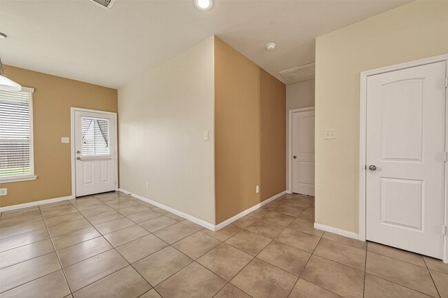 Building Photo - 1251 S Maple Dr