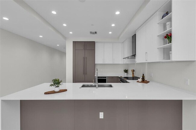 Building Photo - 275 1st Ave S