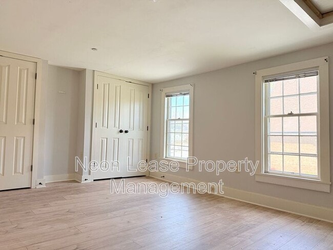 Building Photo - 133 NW Front St