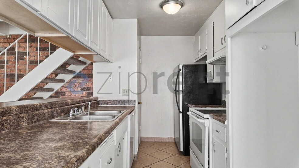 Building Photo - Unit 3