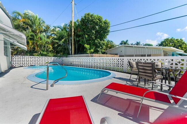 Building Photo - 2501 NE 12th St