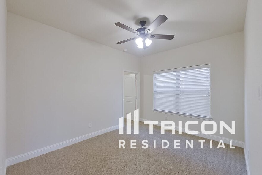 Building Photo - 208 Melody Wy