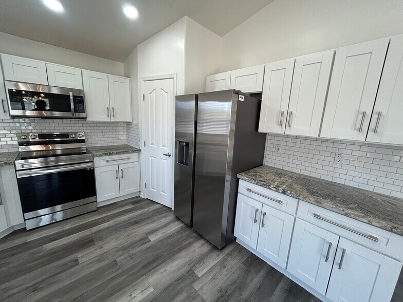 Building Photo - 1121 E Monona Dr
