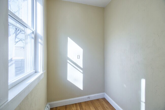 Building Photo - 31 Simon St