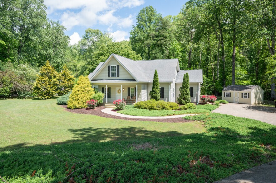 Primary Photo - 19 Lynnbrook Way
