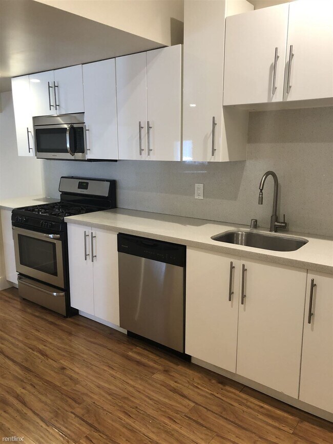 Building Photo - 3 br, 1 bath 4plex - 2100 Market St #B