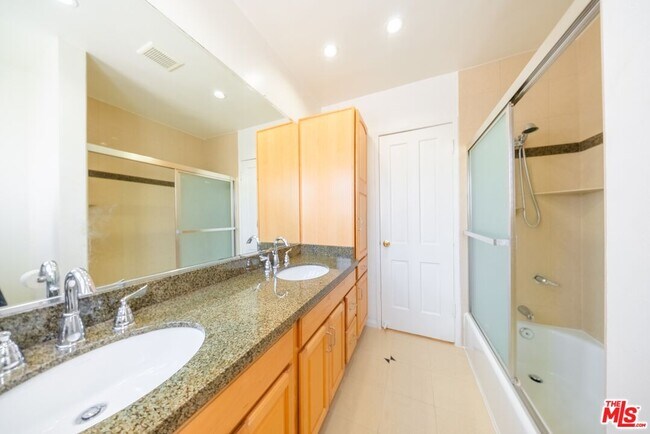 Building Photo - 2551 S Bentley Ave