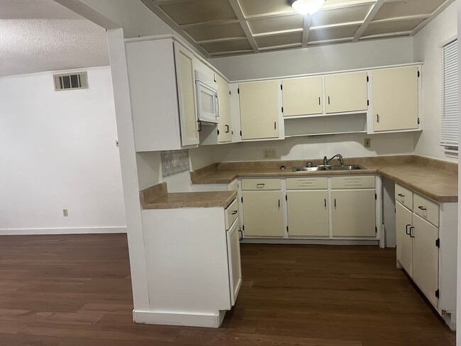 Building Photo - LARGE 2 BEDROOM HOME WITH OVER 1000 SQ. FT. OF LIVING SPACE, FAMILY ROOM, LIVING ROOM & SINGLE GA...