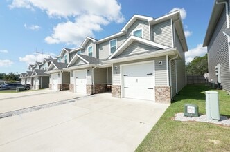Building Photo - Newer Townhome Conveniently Located Near E...