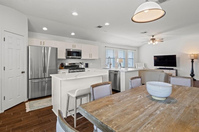 Building Photo - 2004 Dry Season Trail