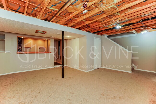 Building Photo - Home in Waltham Place w/ fenced yard & garage