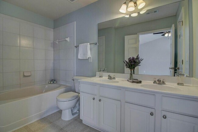 Building Photo - 1009 Annazanes Ct