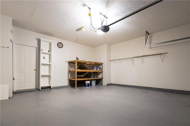 Building Photo - 317 W Oaks Trail