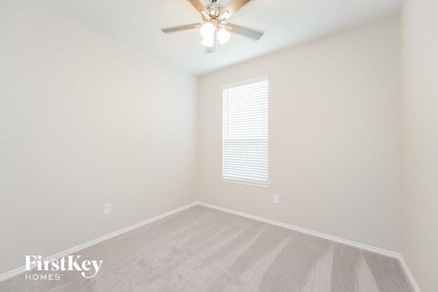 Building Photo - 5831 Longhorn Run Ln