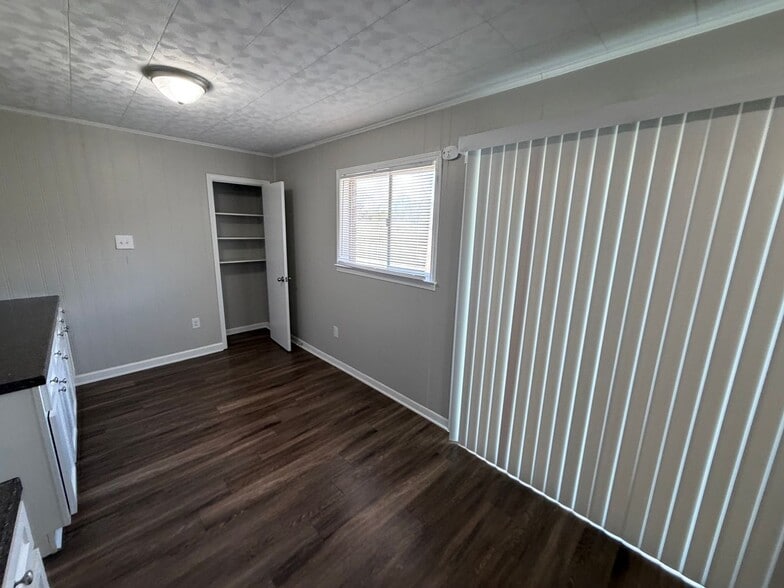 Building Photo - 8254 Pinebrook Dr
