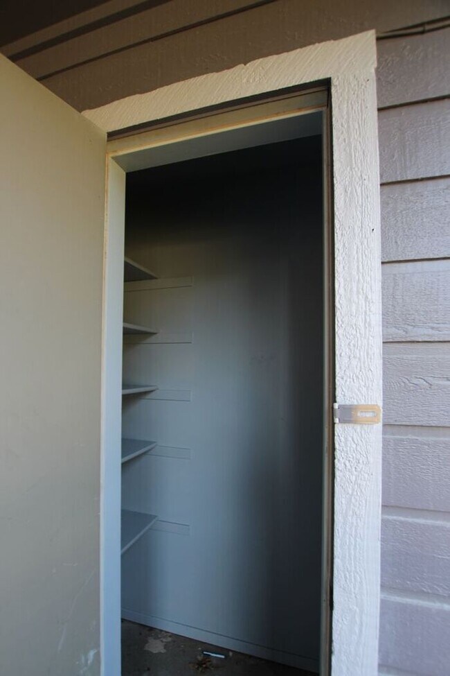 Building Photo - Tour Today: Downstairs 1 Bed 1 Bath Apartment!