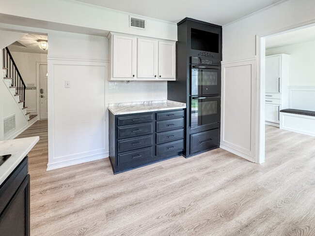 Building Photo - COME MEET YOUR NEW HOME IN KINGS GRANT!