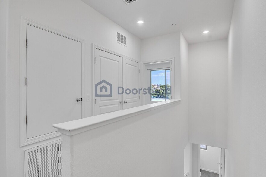 Building Photo - 25443 Parklane Dr