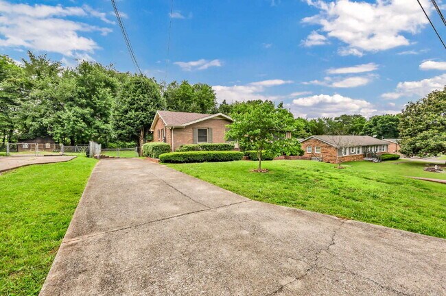 Building Photo - Wonderful 3 bed 2 bath with a modern interior