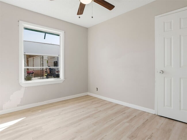 Building Photo - 1114 W 11th St