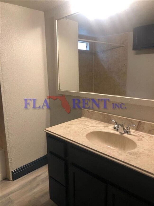 Building Photo - **3/1 Mobile home in Christmas/SR 50**