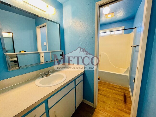 Building Photo - Spacious 4 Bedroom House In Springfield!