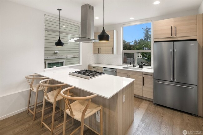 Building Photo - Modern 3-Bedroom Townhouse with Rooftop Deck & Parking | Seattle