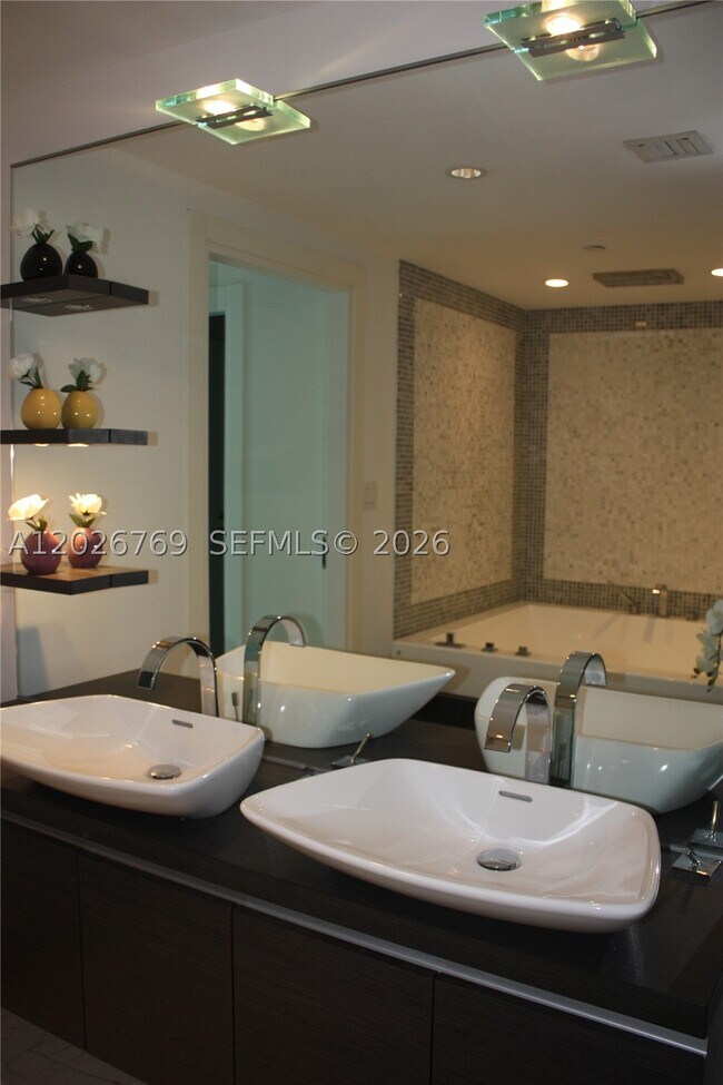 Building Photo - 200 Biscayne Blvd