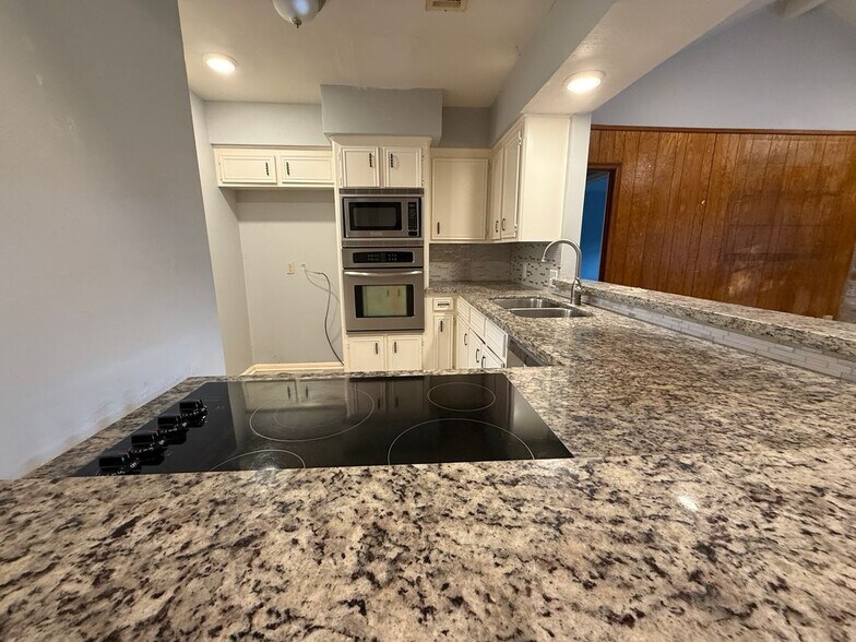 Building Photo - 422 Gamewood Dr