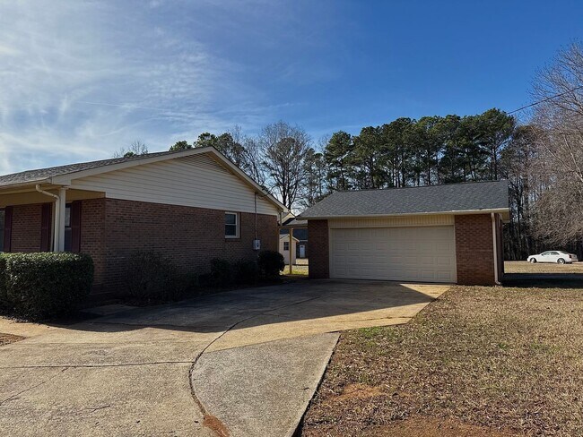 Building Photo - Lovely 3-Bedroom, 2-Bathroom Ranch