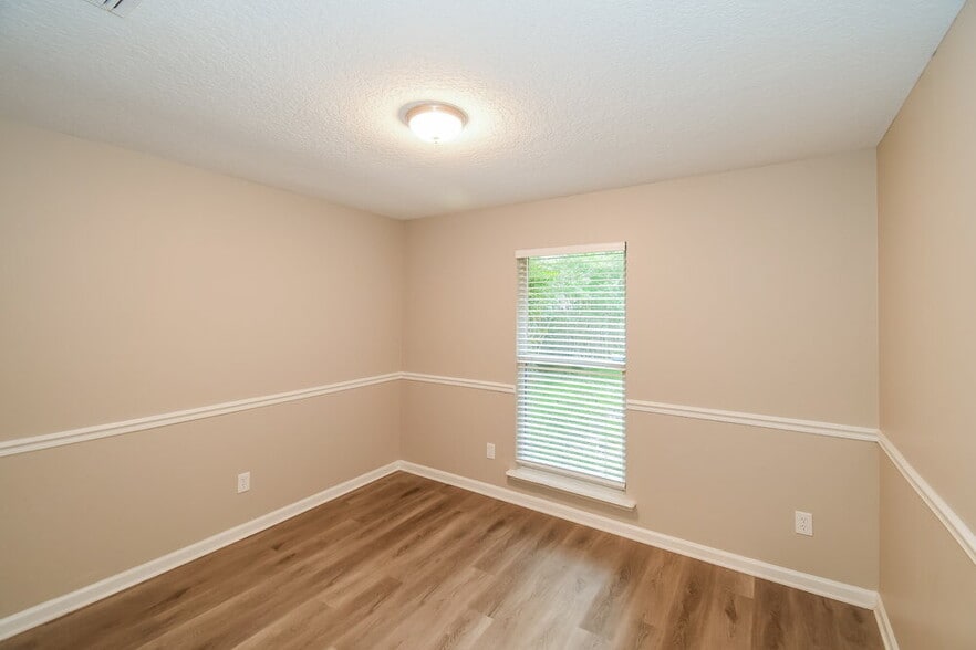 Building Photo - 8233 Lakemont Dr