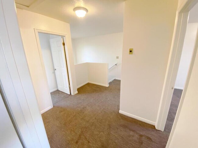 Building Photo - 707 600 W