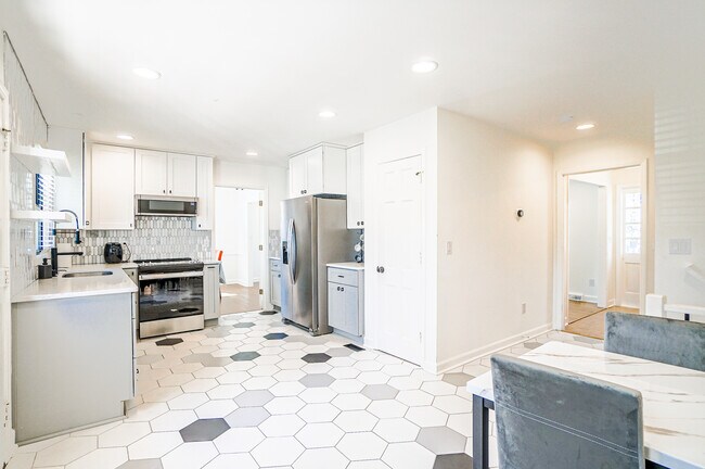 Kitchen - 5321 Providence Rd