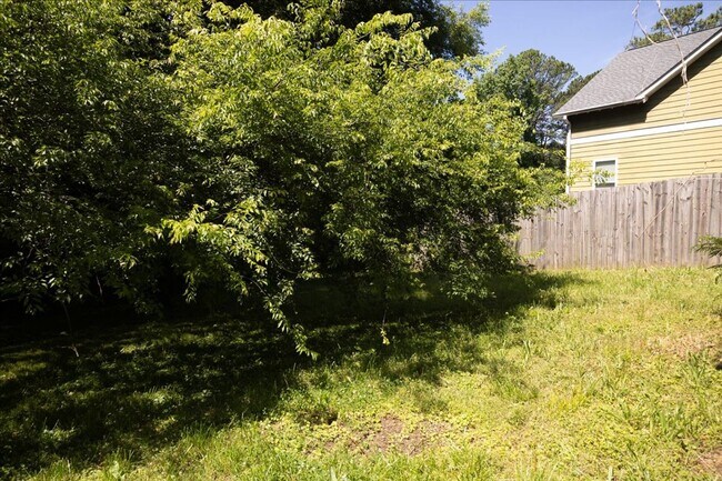 Building Photo - 3bd/1ba w/ Side Porch and Fully Fenced In Backyard!
