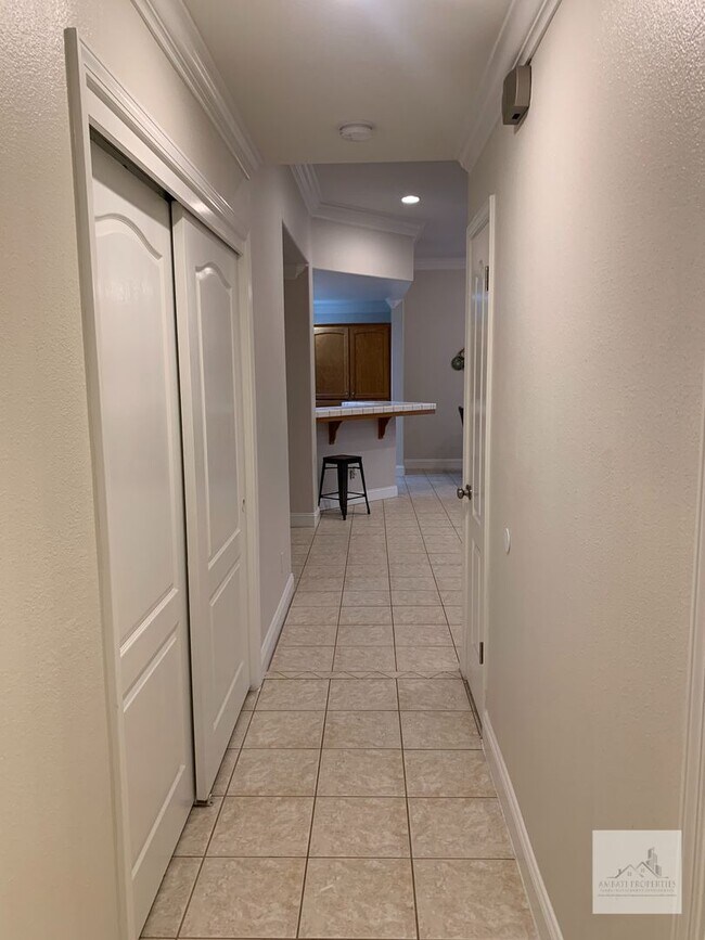 Building Photo - 1679 E La Quinta Dr