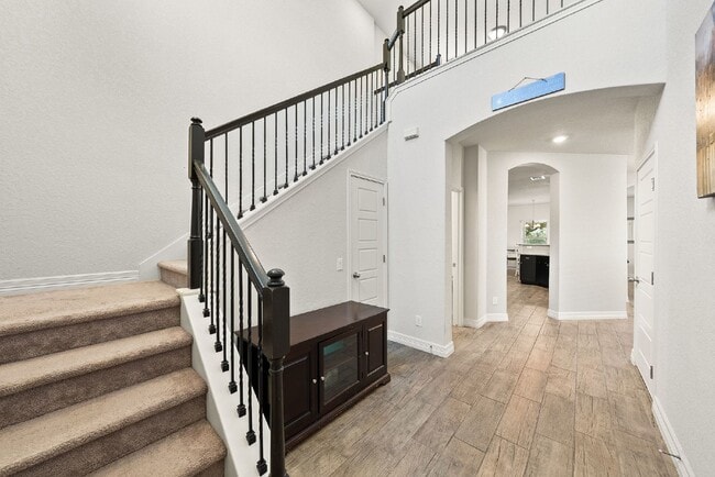 Building Photo - 2 WEEKS FREE RENT w/ 12 Month Lease!!!!!