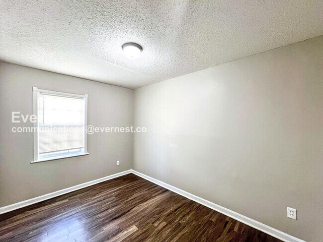 Building Photo - 3 Bed/2 Bath Home with Off Street Parking ...