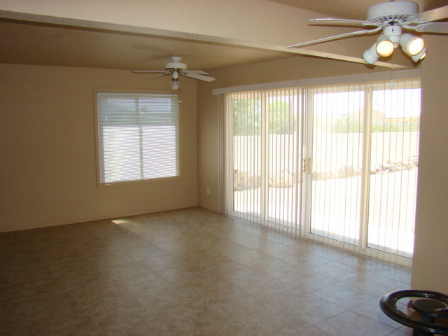 Building Photo - Spacious 3 bedroom, 2 bath, condo!