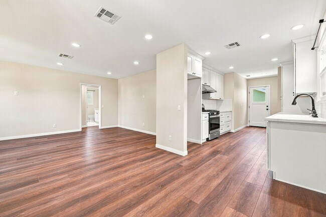 Building Photo - 730 S Van Ness Ave