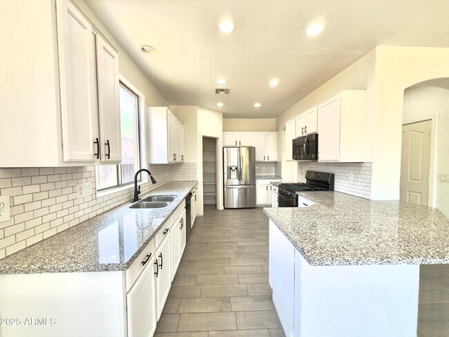 Building Photo - 7116 W Sophie Ln
