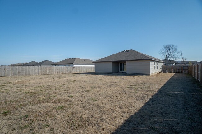 Building Photo - 3 Bedroom 2 Bathroom Home in  Farmington, AR!!!